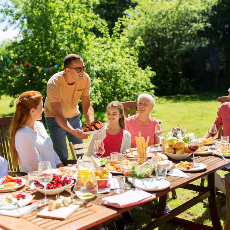 Organiseer een familiedag voor je bedrijf. Familielunch.