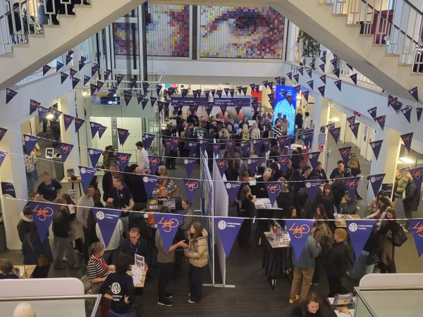 Informatiemarkt vol bezoekers op de Bachelor Open Dag van de Universiteit Leiden