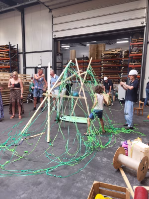 Kettingreactie van hout en touw in de hal van Almetaal tijdens het 30-jarig jubileum