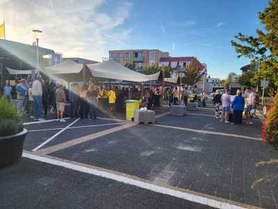 Kramen en publiek op het Raadhuisplein in Voorhout bij het afscheid van burgemeester Carla Breuer