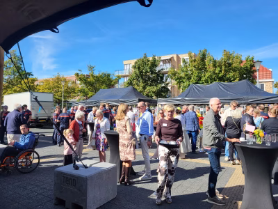 Inwoners onder de partytenten op het Raadhuisplein in Voorhout