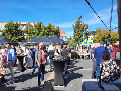 Bezoekers bij de kramen tijdens het afscheidsfeest van burgemeester Carla Breuer