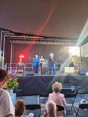 Toespraak op het podium tijdens het afscheid van burgemeester Carla Breuer